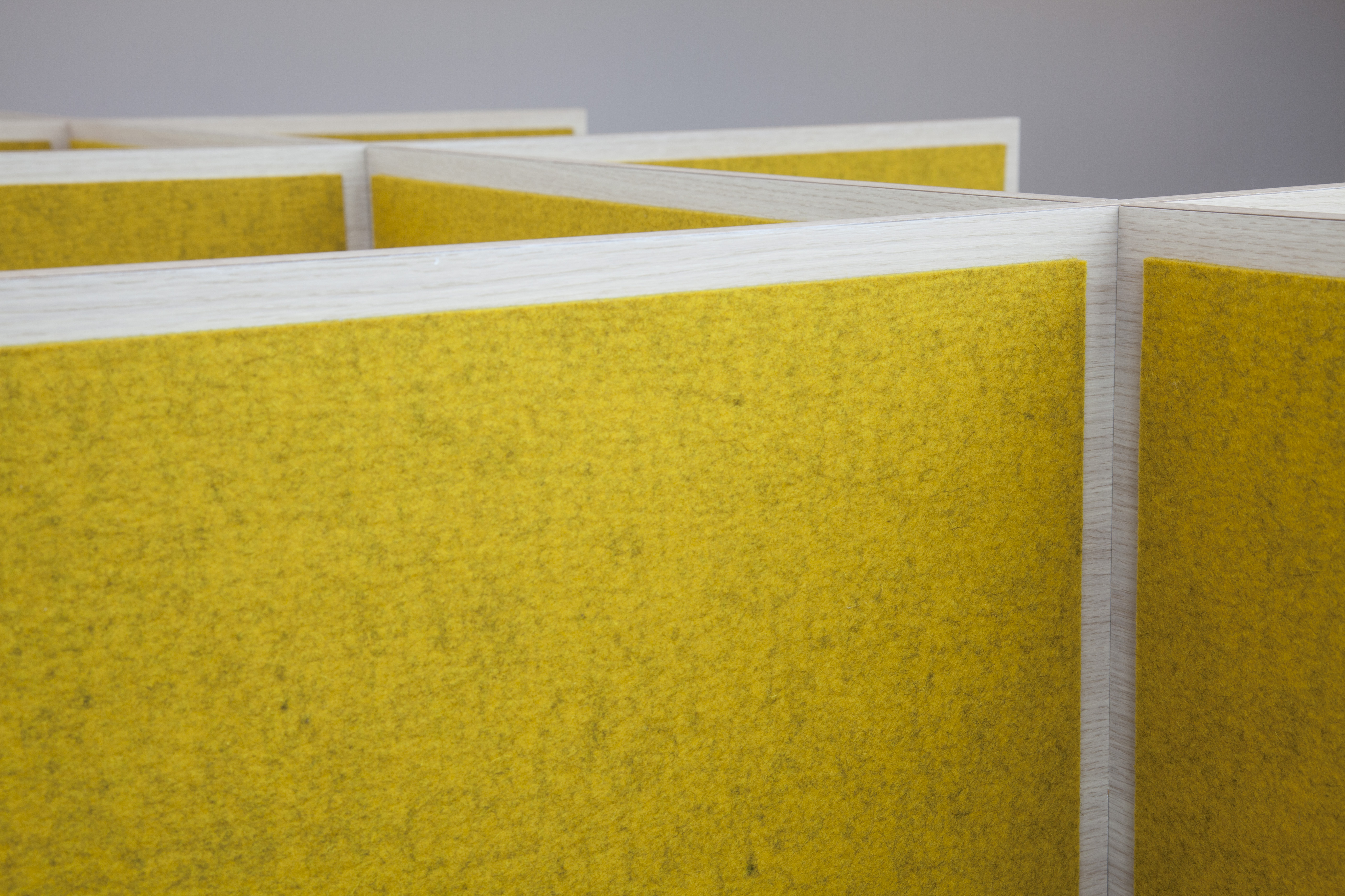 bord afskærmning med gul filt